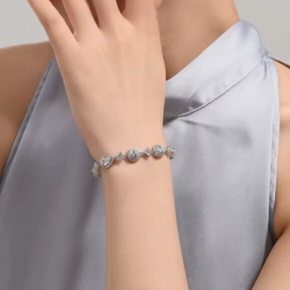 Elegant Water Drop CZ Bracelet Adjustable for Women in Silver/Gold/Rose Gold - Picture 4 of 6